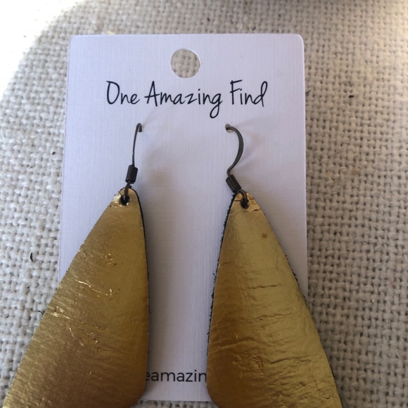 NWT gold earrings one amazing find - Picture 3 of 6